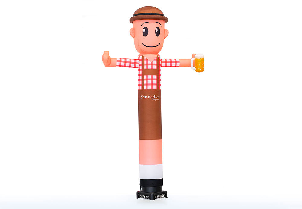 Spersonalizowane spodnie lederhosen Sonn Alm machające skytube z piwem w dłoni skydances i skytubes wykonane w JB Dmuchańce Polska. Promocyjne nadmuchiwane airdancers wykonane we wszystkich kształtach i rozmiarach w JB Dmuchańce Polska